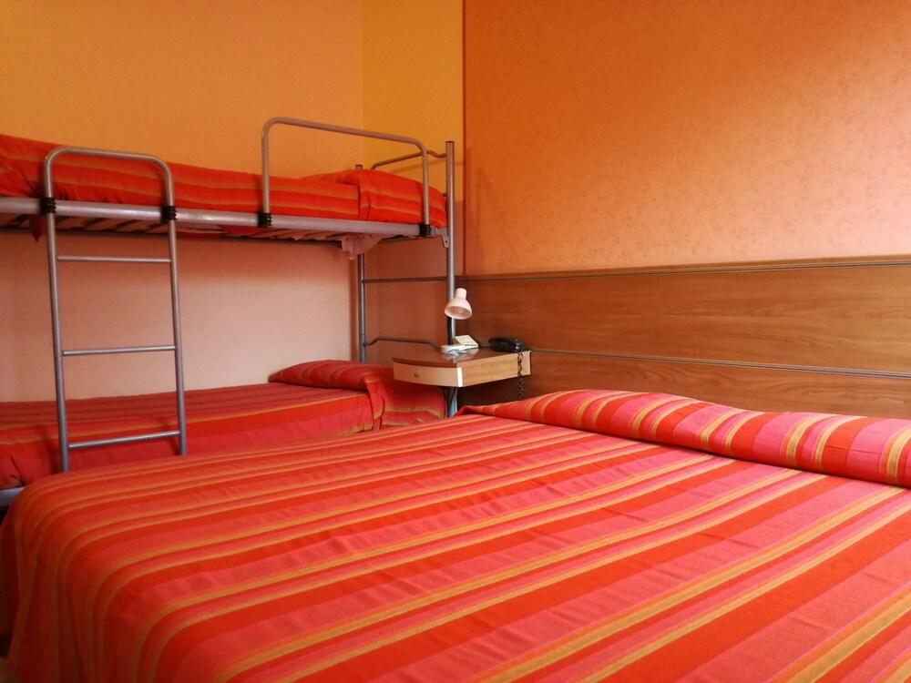 Hotel La Passeggiata Десенцано дел Гарда Екстериор снимка