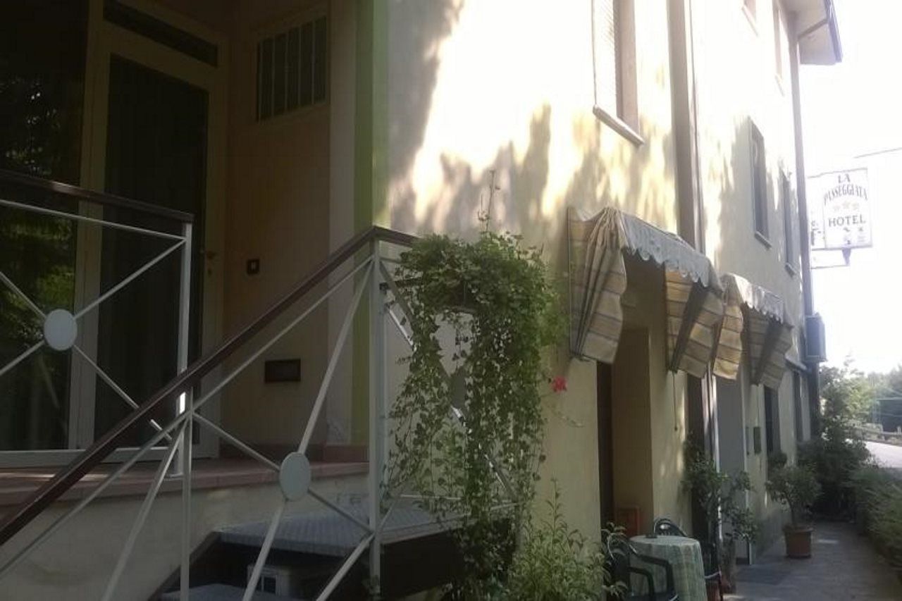 Hotel La Passeggiata Десенцано дел Гарда Екстериор снимка